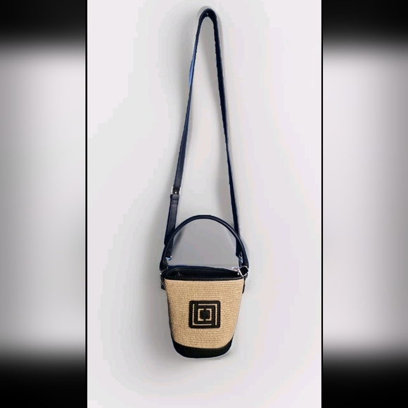 Liz Claiborne NWT Maddie Bucket Crossbody Shoulder Handbag Purse Tan & Black - Picture 1 of 13
